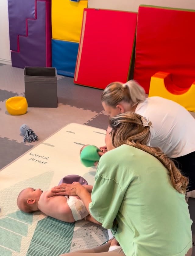 Lektorka a mamička cvičia s bábätkom v Kiddo