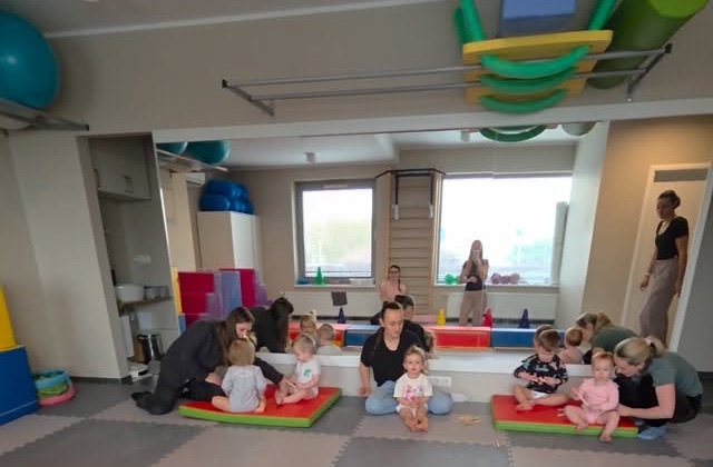 Skupinová lekcia v sále Kiddo, mamičky s bábätkami na podložkách